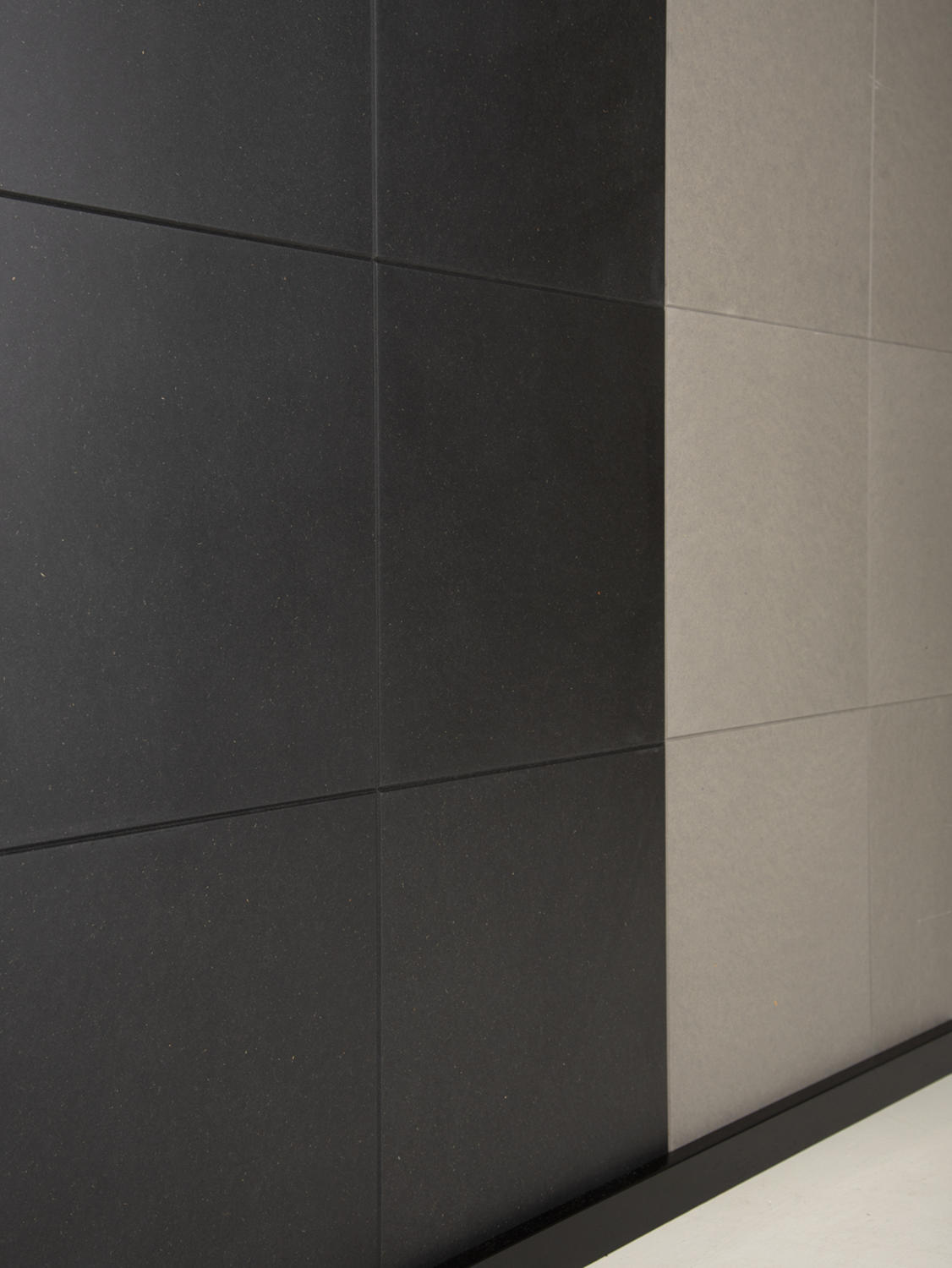 Valchromat musta ja vaal.harmaa seinälevyt 600x600 mm piilokiskoilla, lattialista